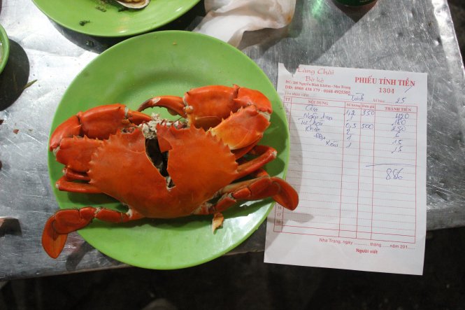 Con cua nặng “1,2kg” và hóa đơn thành tiền 420.000 đồng tại Làng Chài (Nha Trang)